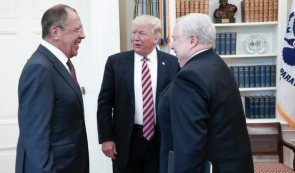 Ông Trump gặp Ngoại trưởng Nga Sergei Lavrov (trái) và Đại sứ Nga Sergei Kislyak